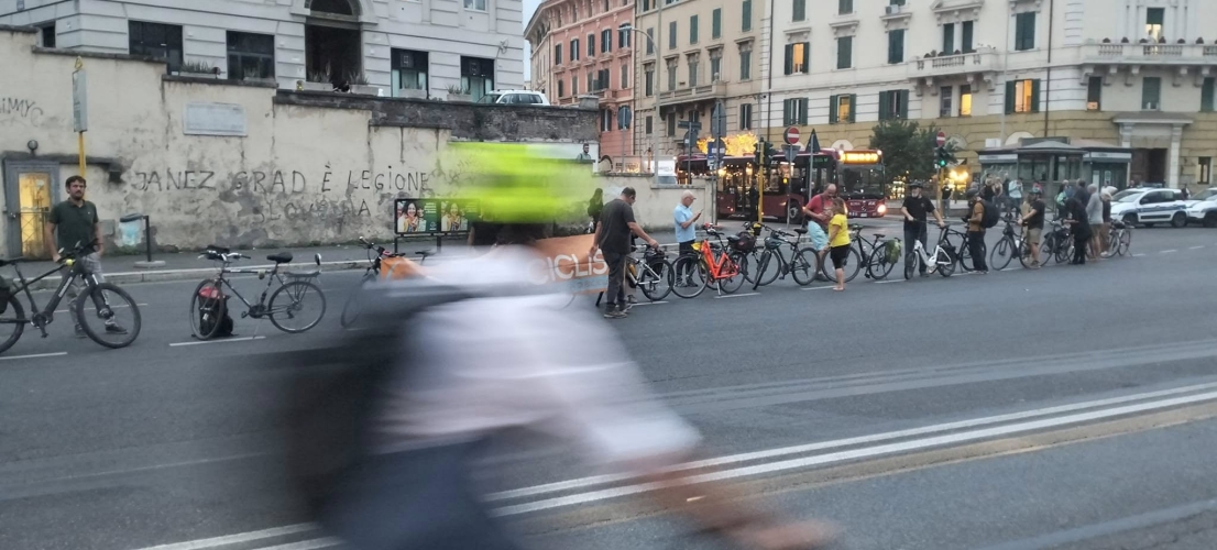 Una ciclabile smontata mentre cresce l’emergenza della mobilità urbana